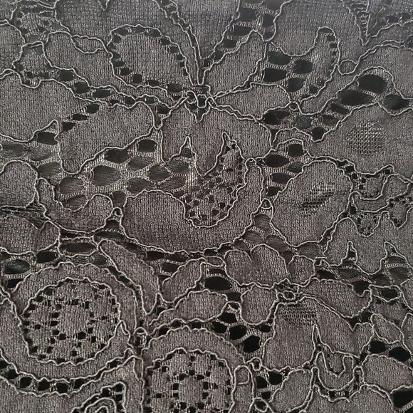 Beautiful Lace Isaac Mizrahi Live Black Cold Shoulder Lined Top - Picture 3 of 9